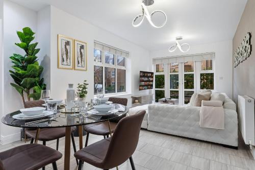 2BR Spacious Flat I King Bed I Desk I Parking X2