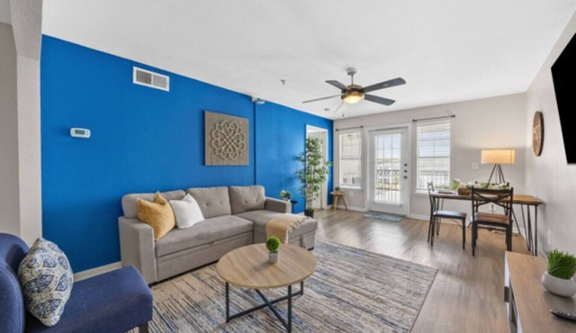2BR Spacious Getaway Near Dwntown, Pool, UT Austin