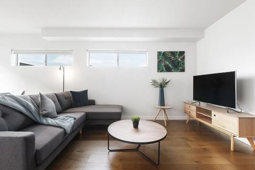 2BR Split Level with FREE Parking Near Puckle St