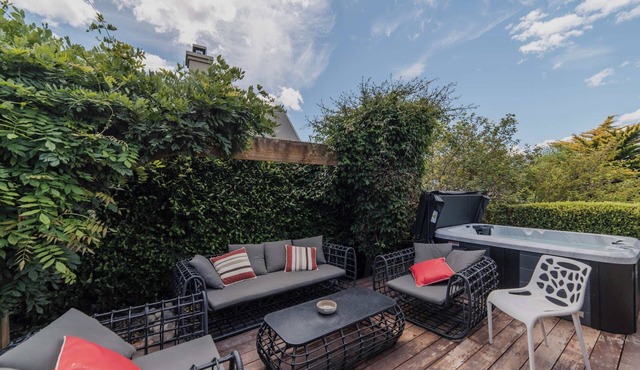 2BR Stay with Fireplace Hot Tub BBQ - Tasman