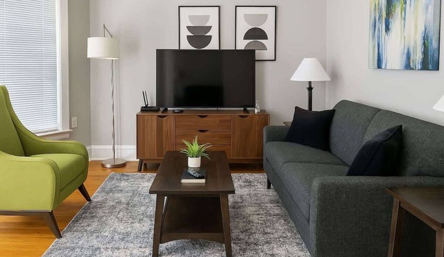 2BR Steps from Wrigley Field