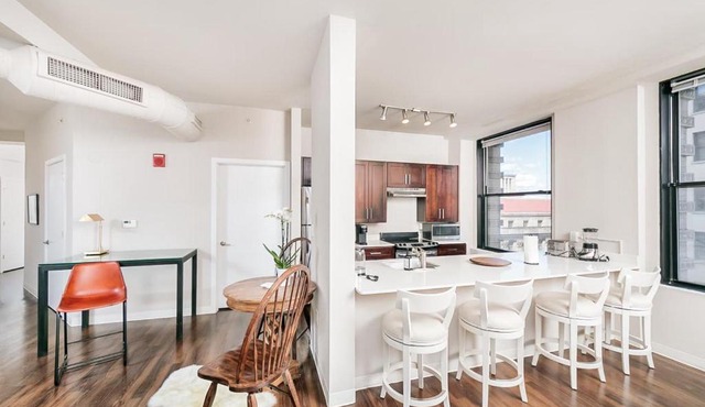 2BR Stunning Lux Apartment Free Parking, Rooftop Deck & Gym, ADA Compliant