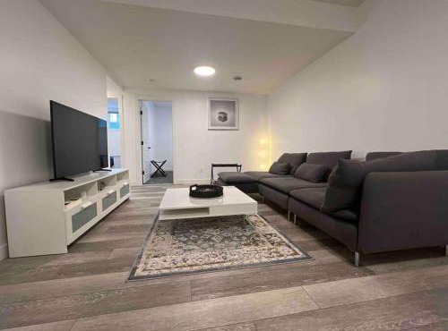 2BR Suite, Private Entry, Full Kitchen, Washer & Dryer, Free Parking, Smart TV with Netflix, High-Speed Wi-Fi, Self Check-In, Near Banff National Park