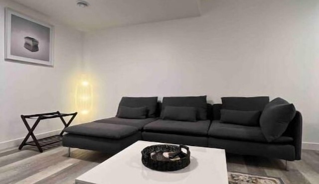 2BR Suite w/Private Entry, Kitchen, W/D, Parking, Smart TV, Wi-Fi, Near Banff