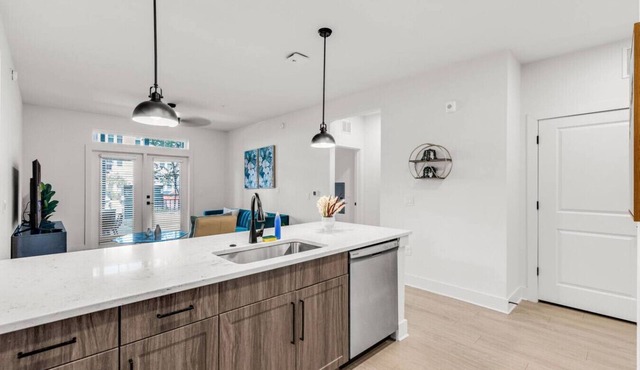 2BR Sunspot: Poolside Living in Apollo Beach