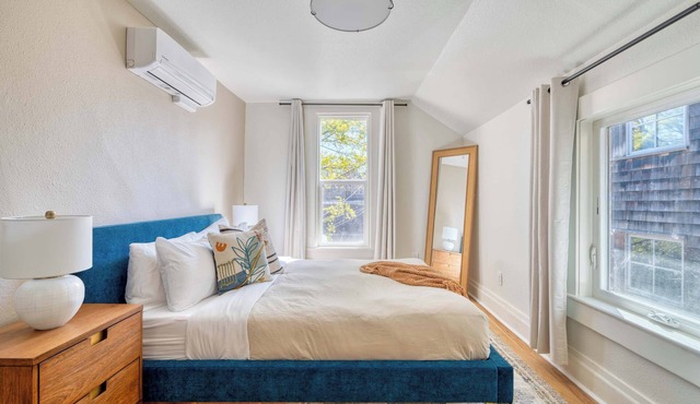2BR Top Floor near NW 23rd and Forest Park