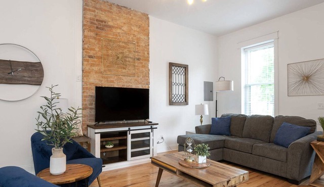 2BR Townhome – Free Parking/Minutes to Stadiums