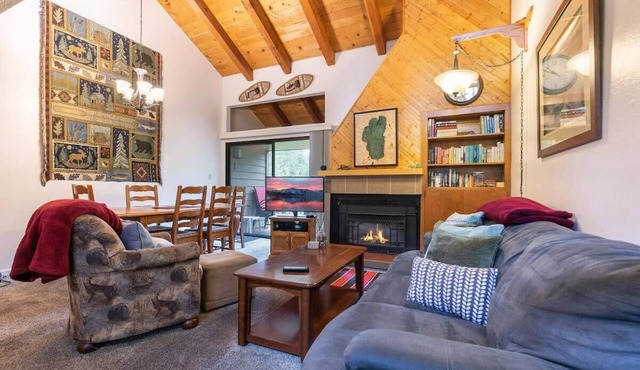 2BR Townhome-Walk to Beach or Trails