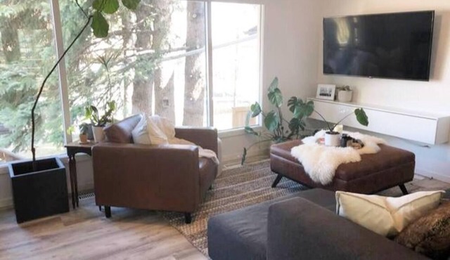 2BR Upper House + Sunny Deck + 5 mins to 17th + 10 mins to Stampede!