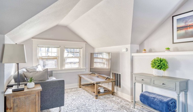 2BR Upper unit - Sleeps 4 - Trendy Area - Walk Everywhere