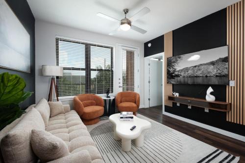 2BR Urban Escape-w Prkng, Near Rvrwalk & Conv Ctr