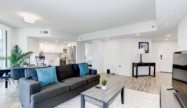2BR Urban Oasis, DC Access with Lux Comforts