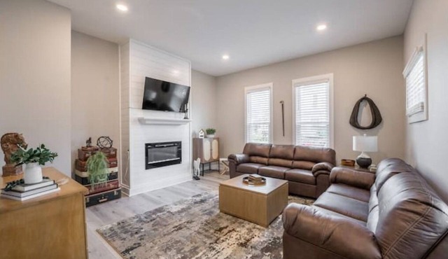 2BR Urban Oasis: Downtown Bliss