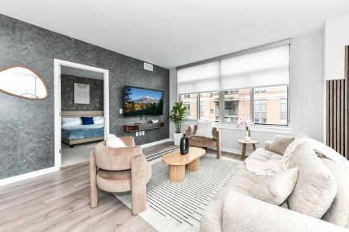 2BR Urban Retreat Gym Parkng and Scenic Rooftop