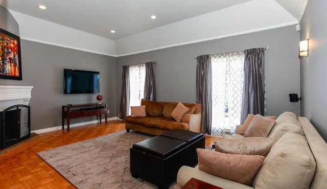 2BR w/ Parking! Stylish Sunset House