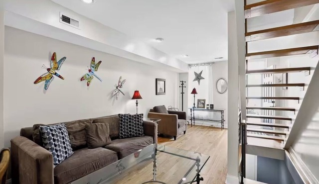 2BR w/Private Patio Near Waterfront Parking