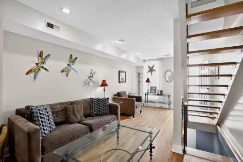 2BR w/Private Patio Near Waterfront Parking