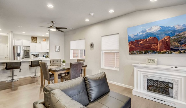 2BR w Swing bench Porch & BBQ | Garden of the Gods