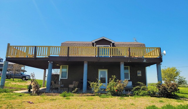 2BR Water View Home w/Balcony, Fireplace & AC