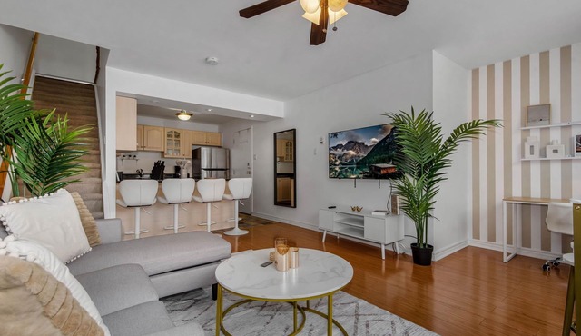 2BR| Wifi| Workspace| Close to TTC| Parking