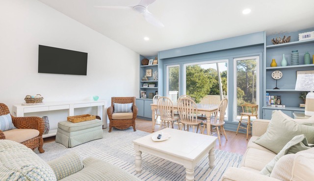 2BR2BA Poolside. 15% discount for June/July weekly rentals. Great for families!