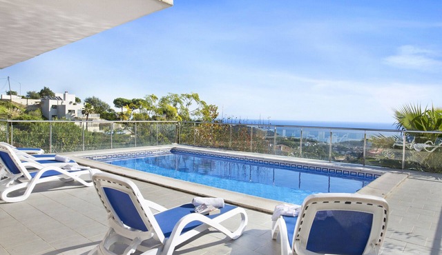 2GAR01 - Beautiful house with private pool and beautiful sea views located near the beach