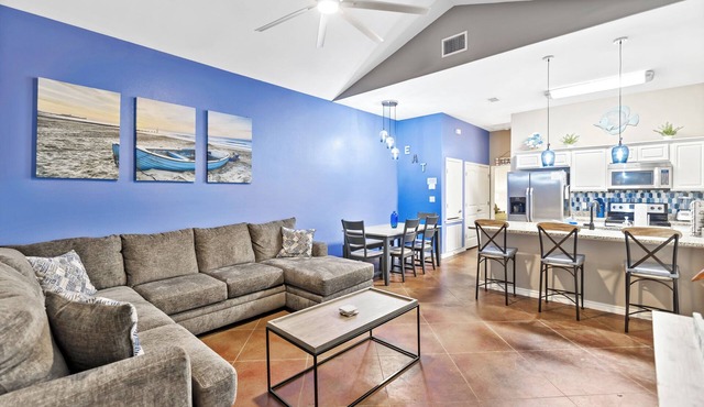 2KINGBed2Bath, sleeps 6. Pet friendly. Pool. Gas fire pit.