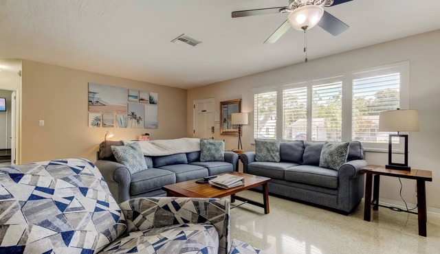 2Miles2GulfBeaches. Large Yard, Dog Friendly (Fee) Bonus Lounge/Kids Room