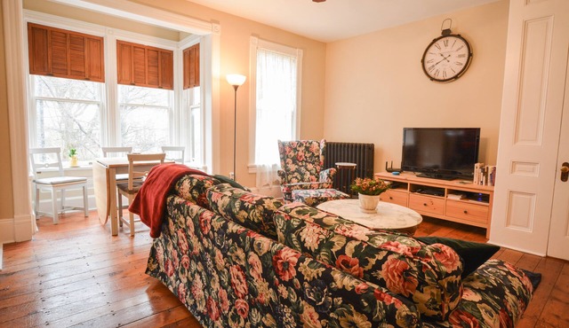 2ND FL Suite w/Large Bay Window. Dedicated Parking. Dog Friendly