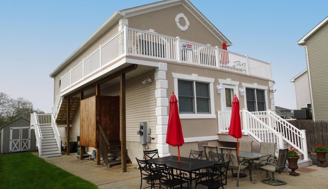 2nd Fl Unit/Duplex-Spacious. Close to the beach, 6 beach tags Parking