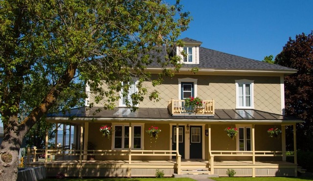 2nd-floor apartment in a private home in the village of Kamouraska