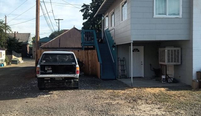 2nd floor Apt centrally located. a block from court house, post office, library!