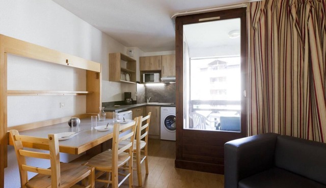 2nd floor, balcony, parking, tv, ski locker, 28m², Brides Les Bains