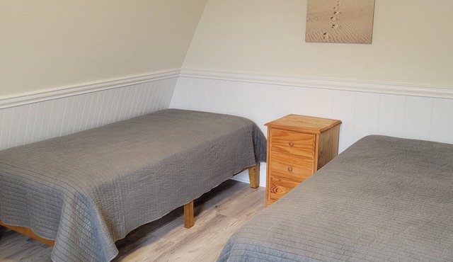 2nd Floor Beach retreat, 2 blocks from beach on bay block, dog friendly