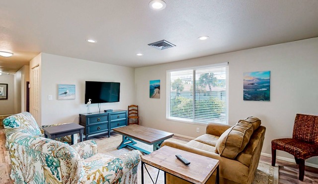 2nd-floor condo across the street from the beach with heated pool, balcony, W/D