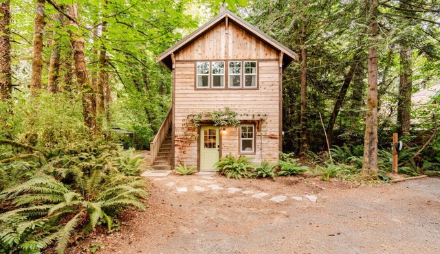 2nd Floor Creekside Escape Near Ferries to Seattle