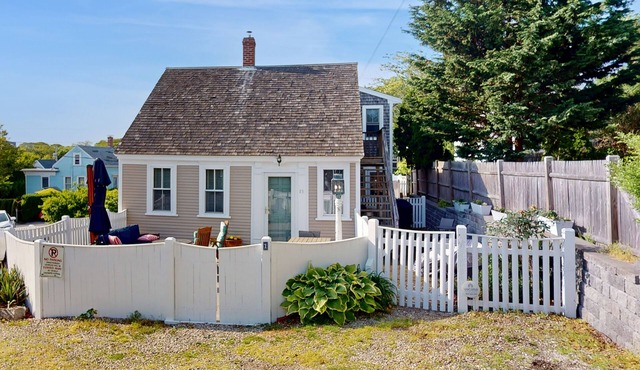 2nd floor Downtown apartment with parking, enclosed patio/yard