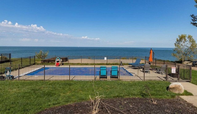 2nd Floor Edgewater · Lovely Lakefront Home 3Bd+Crib 8 min to Downtn
