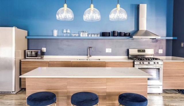 2nd Floor Flat in River North - 2S