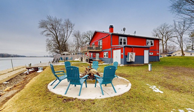 2nd-floor lakefront walk-up with firepit