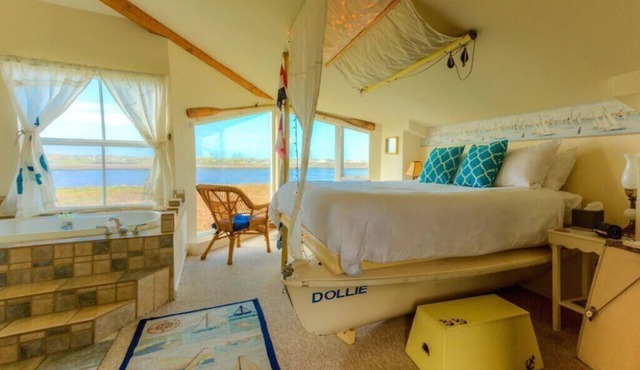 2nd floor, panoramic views, 2-person soaking tub, fireplace