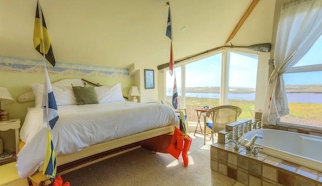 2nd floor, panoramic views, 2-person soaking tub, fireplace