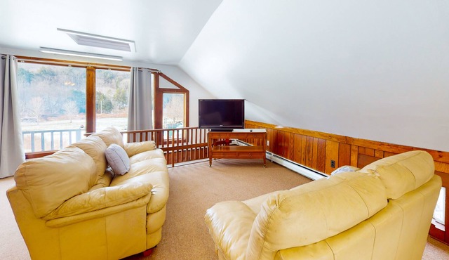 2nd-floor riverfront studio with mountain views, firepit, 2 canoes, & partial AC