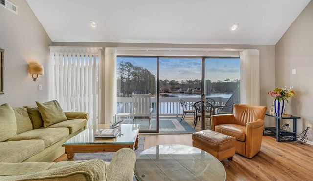 2nd-floor Sea Colony Tennis condo with pool, sauna & basketball court