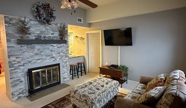 2nd Floor 'Sky Rise Vista' - Pool Access!