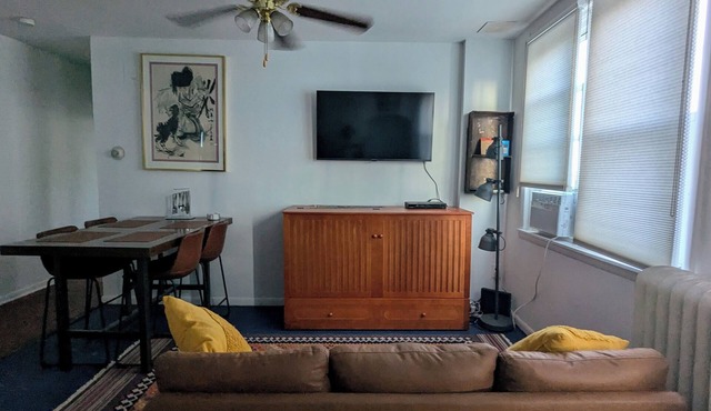 2nd Floor South Philly Apartment w/a view of Stadiums. Quiet street w/parking!