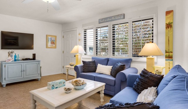 2nd Floor Studio for 4: Pool + 300 Yards to the Beach