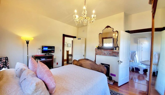 2nd floor(Upstairs/Level 01) - Historic House - Fireplace.