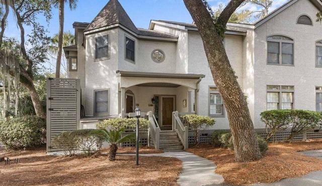 2nd Floor Villa Overlooking Golf Green! 3BR/2.5BA! Amenity Access Available for purchase!