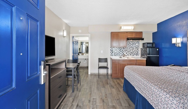 2nd level pool front Kitchen Walk to Beach